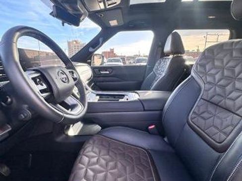 Certified 2025 Nissan Armada Platinum image 27