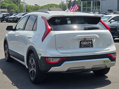 Used 2023 Kia Niro EX w/ EX Cold Weather Package FWD image 6