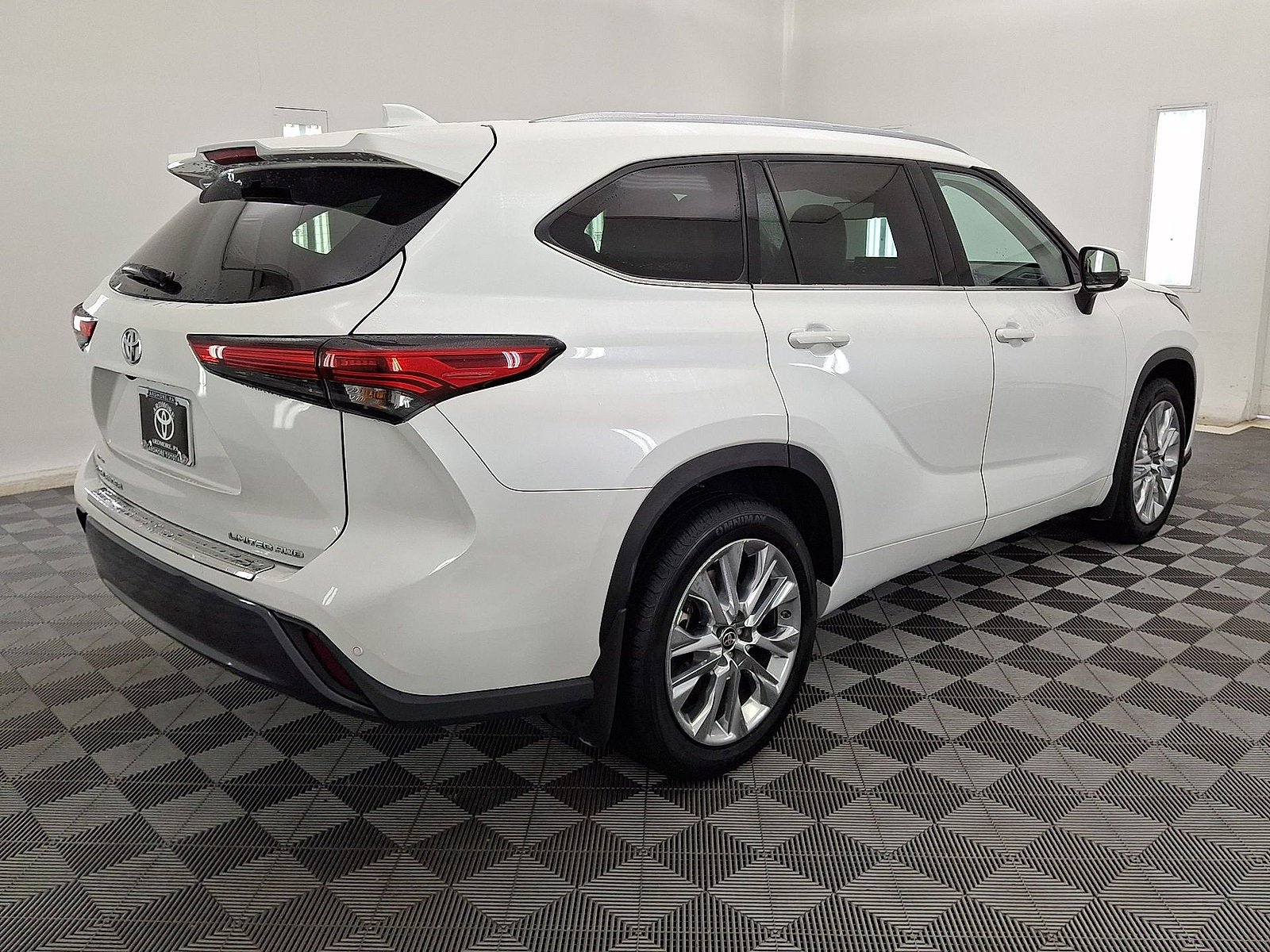 Used 2023 Toyota Highlander Limited AWD/4WD image 17