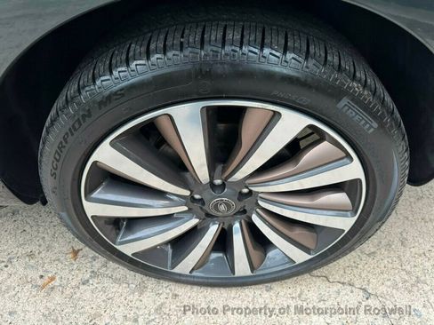 Used 2025 Land Rover Range Rover SV image 26