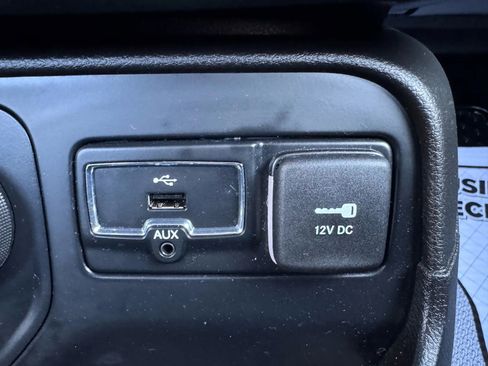 Used 2017 Jeep Renegade Latitude w/ Cold Weather Group image 25