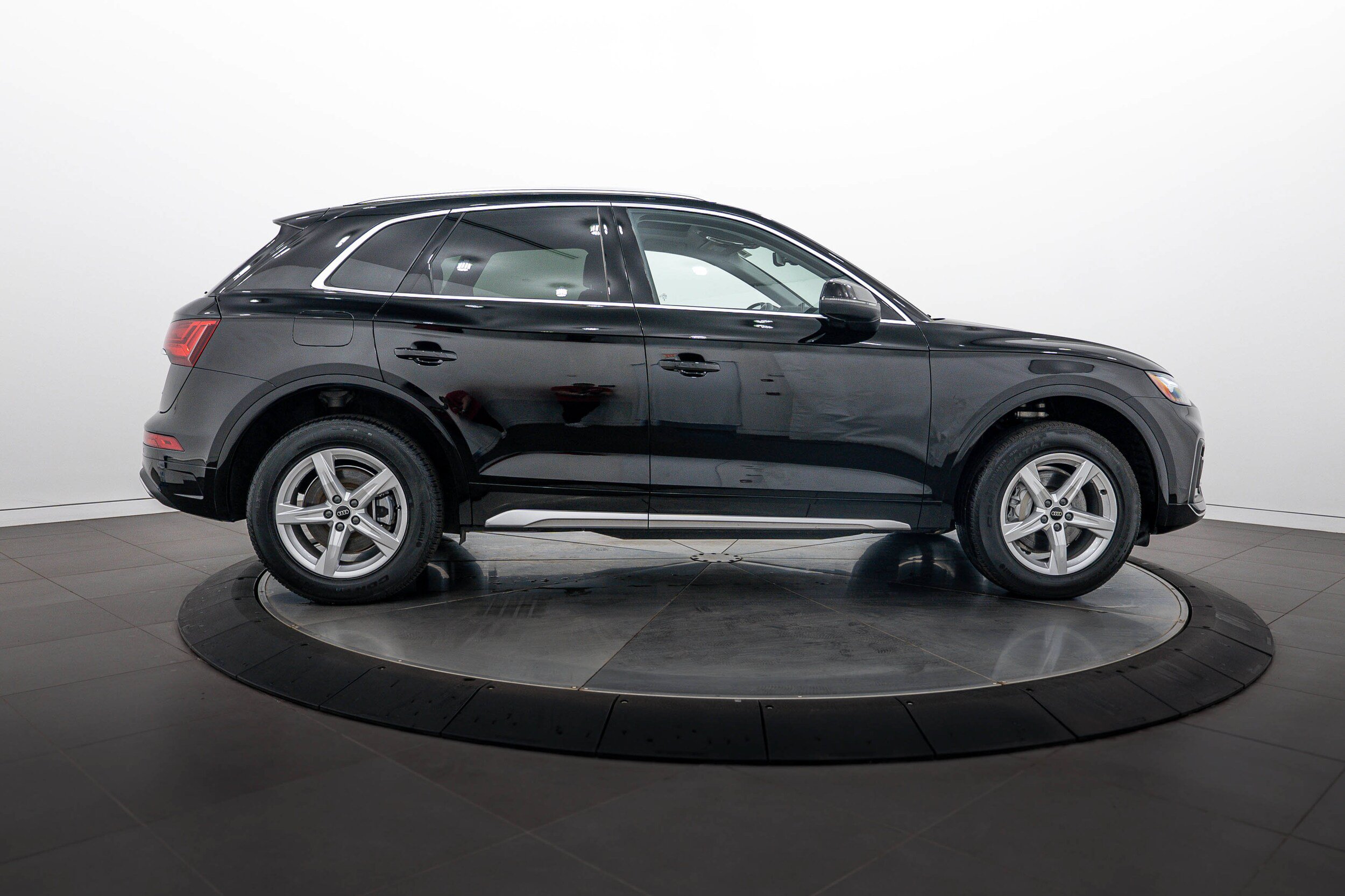 Certified 2023 Audi Q5 2.0T Premium w/ Convenience Package AWD/4WD image 3