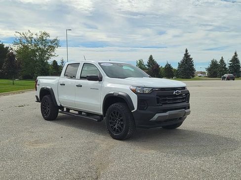 Used 2024 Chevrolet Colorado Trail Boss w/ Advanced Trailering Package AWD/4WD image 3