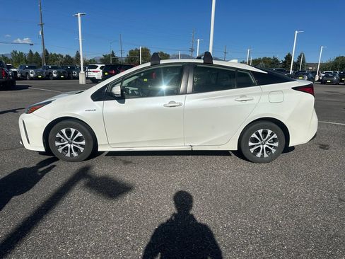 Used 2019 Toyota Prius XLE AWD/4WD image 2