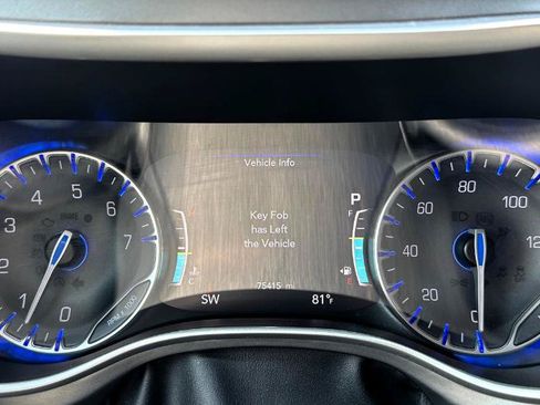 Used 2023 Chrysler Pacifica Touring-L FWD image 14