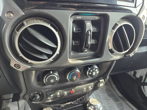 Used 2016 Jeep Wrangler Unlimited Rubicon AWD/4WD image 19