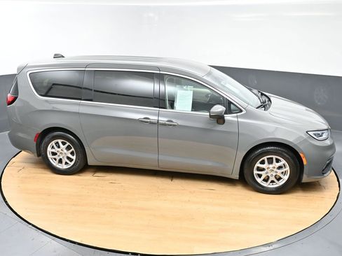 Used 2023 Chrysler Pacifica Touring-L FWD image 8