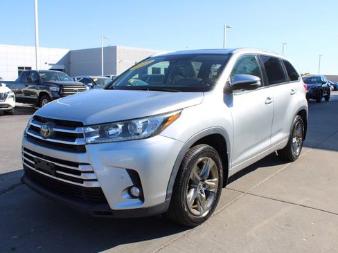 Used 2017 Toyota Highlander Limited Platinum image 3