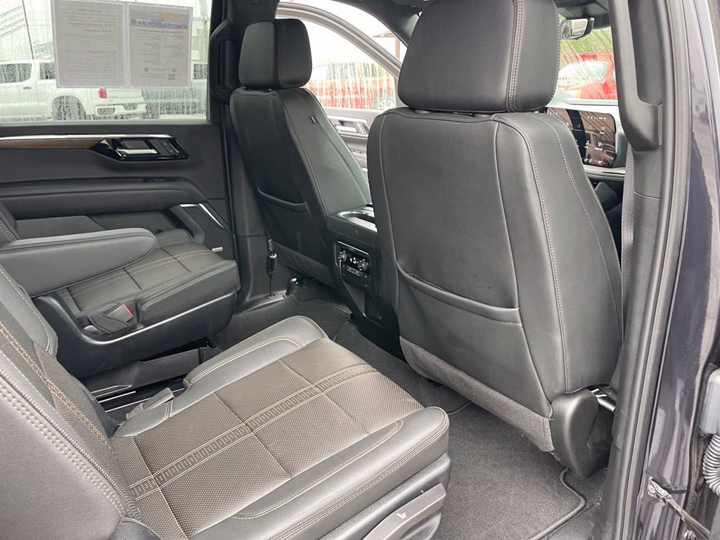 Used 2025 Chevrolet Suburban High Country AWD/4WD image 16
