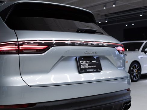 Certified 2023 Porsche Cayenne AWD/4WD image 31
