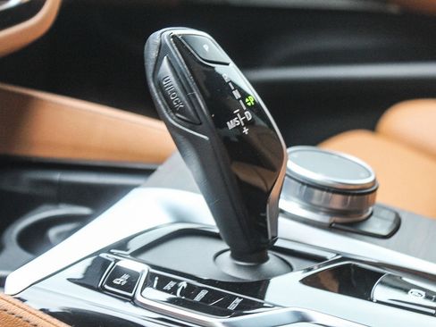 Used 2022 BMW 530e w/ Premium Package image 22