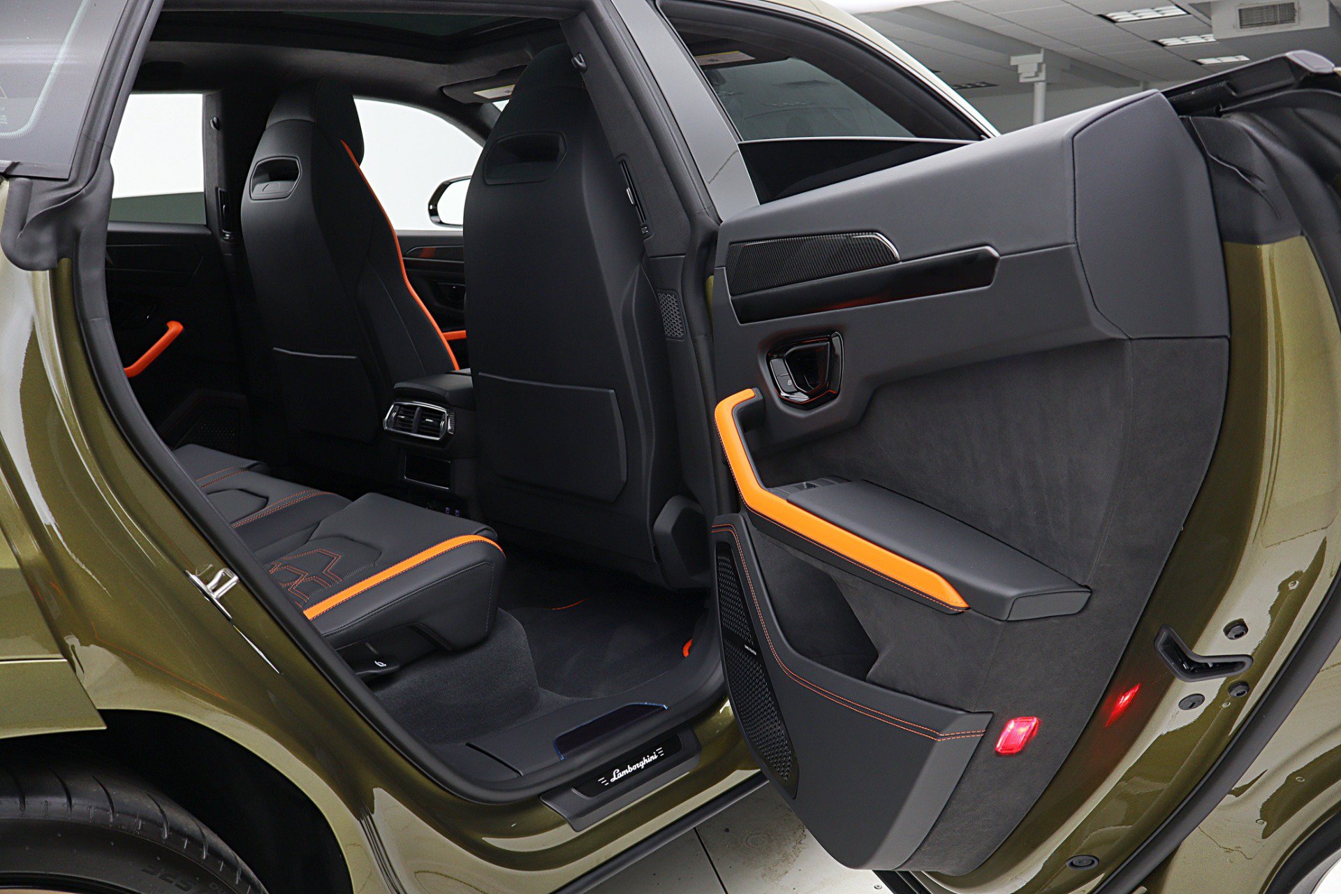 Used 2026 Lamborghini Urus SE AWD/4WD image 32