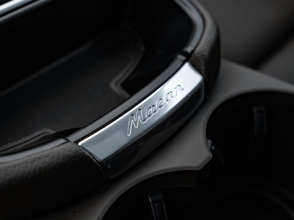 Certified 2025 Porsche Macan AWD/4WD image 36