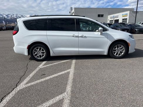 Used 2022 Chrysler Pacifica Touring-L image 2