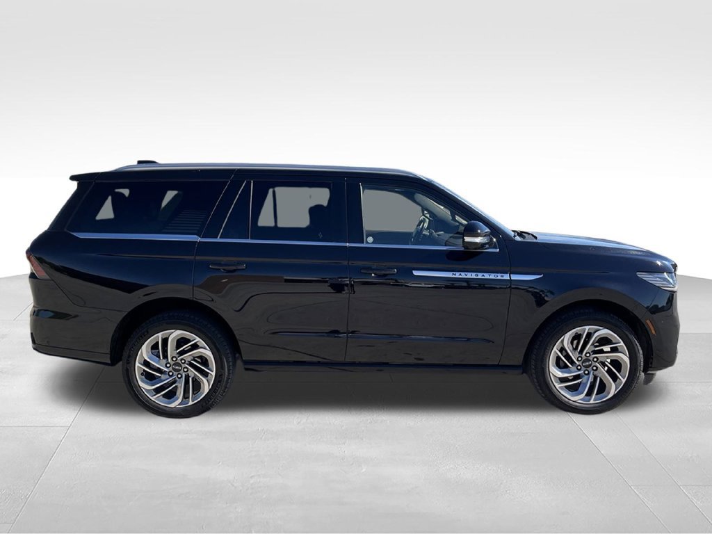 Used 2025 Lincoln Navigator Reserve AWD/4WD image 10