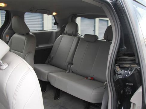 Used 2015 Toyota Sienna XLE Premium AWD/4WD image 22