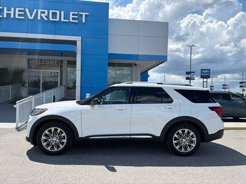 Used 2025 Ford Explorer Platinum RWD image 3