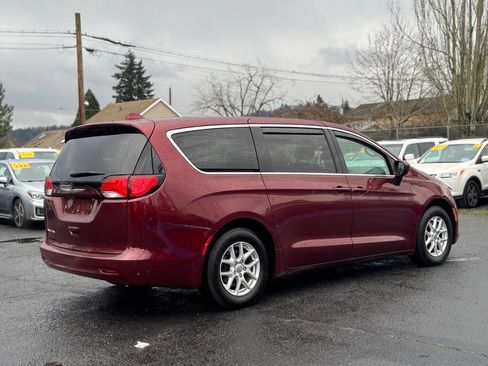 Used 2017 Chrysler Pacifica Touring image 4