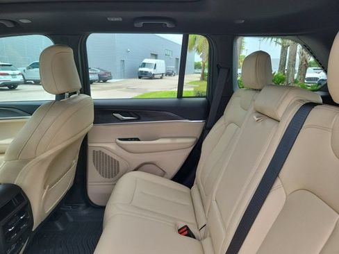 Used 2025 Jeep Grand Cherokee Limited AWD/4WD image 13