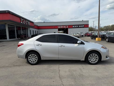 Used 2019 Toyota Corolla LE image 2
