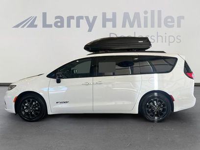 New 2025 Chrysler Pacifica Select w/ Fav Edition Package