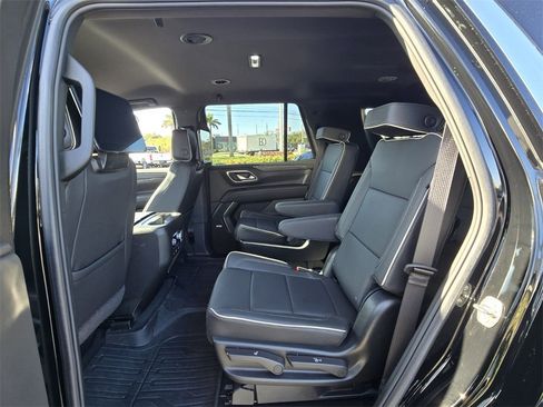 Used 2024 GMC Yukon SLT w/ SLT Luxury Package image 16