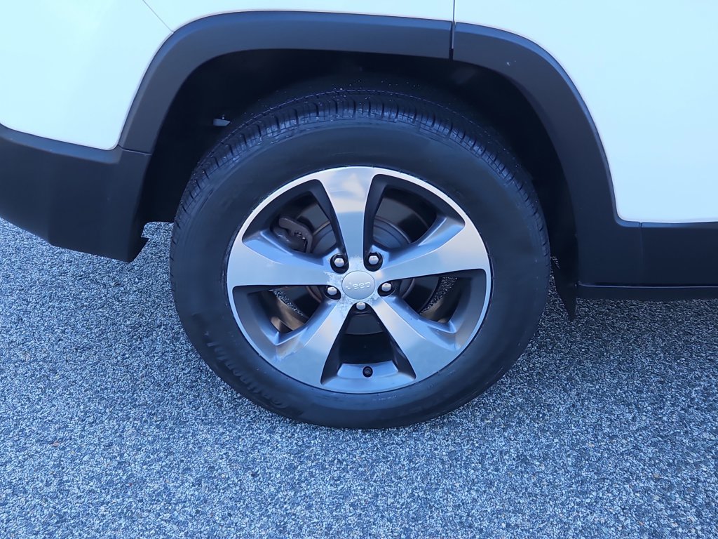 Used 2019 Jeep Cherokee Limited AWD/4WD image 9