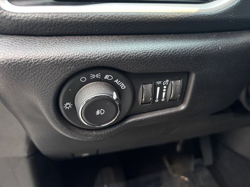 Used 2024 Chrysler Pacifica Select image 6