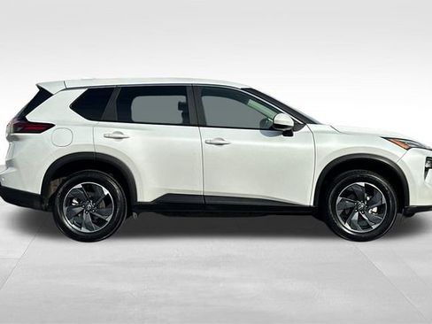 Used 2024 Nissan Rogue SV image 3