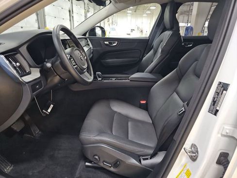 Used 2025 Volvo XC60 B5 Plus image 12