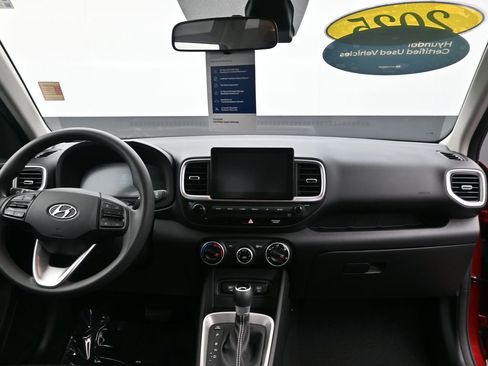 Certified 2025 Hyundai Venue SE image 12