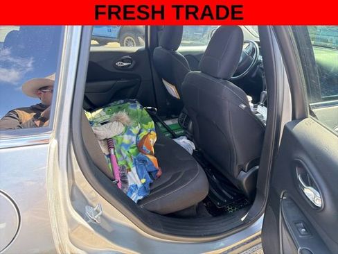 Used 2015 Jeep Cherokee Latitude w/ Comfort/Convenience Group image 9