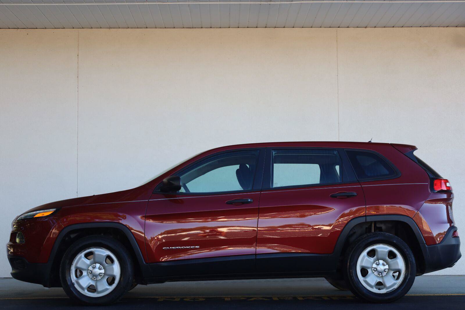 Used 2014 Jeep Cherokee Sport FWD image 3