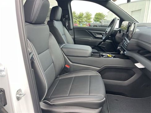 New 2025 Chevrolet Silverado EV LT image 28