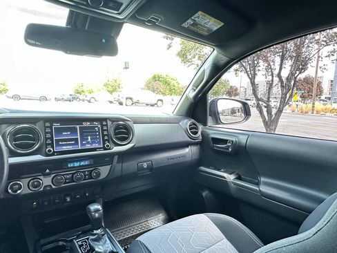 Used 2022 Toyota Tacoma TRD Off-Road w/ Technology Package AWD/4WD image 31