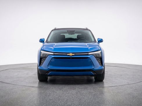 Used 2025 Chevrolet Blazer LT FWD image 2