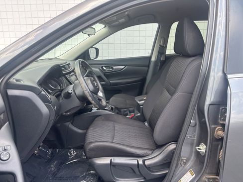 Used 2019 Nissan Rogue S w/ Special Edition Package FWD image 3