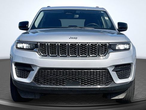 Used 2024 Jeep Grand Cherokee Laredo RWD image 3