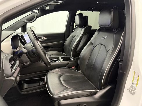 Used 2021 Chrysler Pacifica Limited w/ Uconnect Theater Family Group FWD image 9