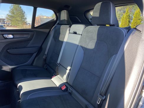 Used 2025 Volvo XC40 B5 Plus image 8