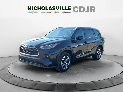 Used 2023 Toyota Highlander XLE FWD image 1