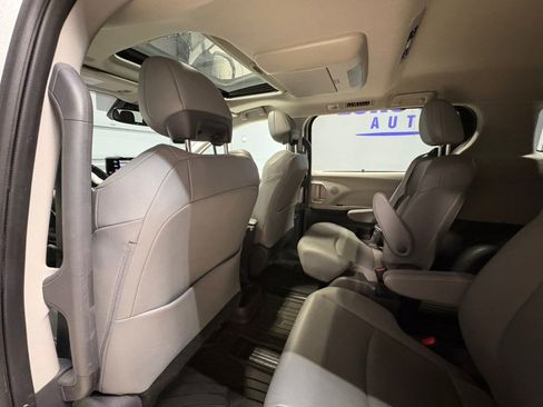 Used 2021 Toyota Sienna XLE image 21