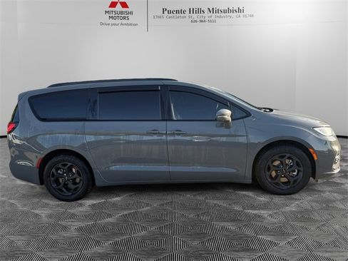 Used 2021 Chrysler Pacifica Limited w/ Uconnect Theater Family Group image 4