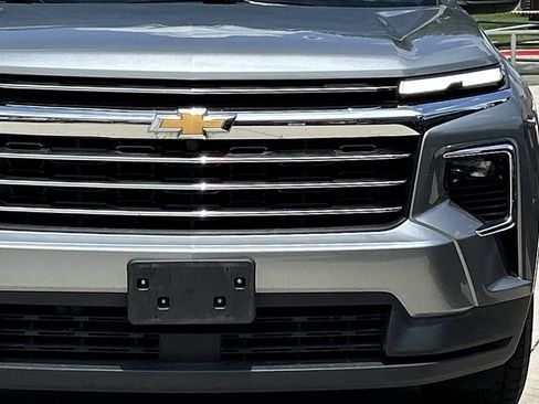 Used 2025 Chevrolet Traverse LT FWD image 9