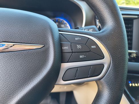 Used 2020 Chrysler Voyager Lxi FWD image 29