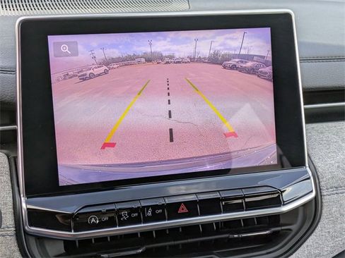 Used 2024 Jeep Compass Latitude image 17