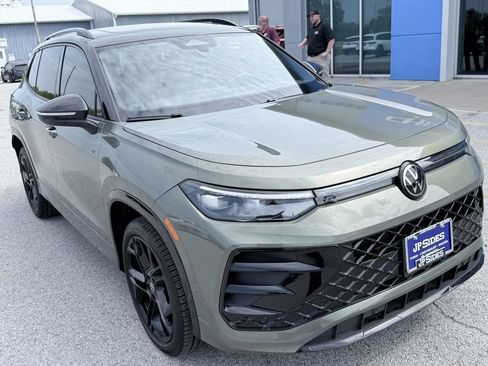 Used 2025 Volkswagen Tiguan SE R-Line AWD/4WD image 3