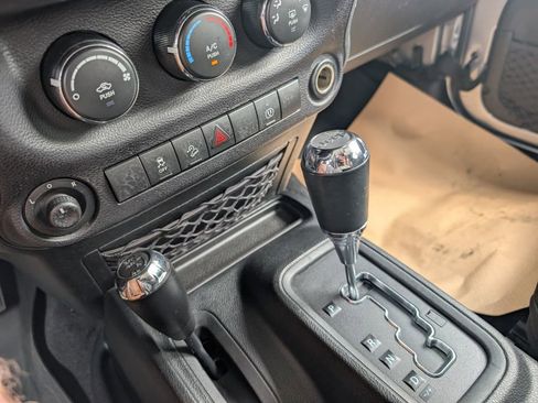 Used 2018 Jeep Wrangler Unlimited Sahara w/ Connectivity Group image 24