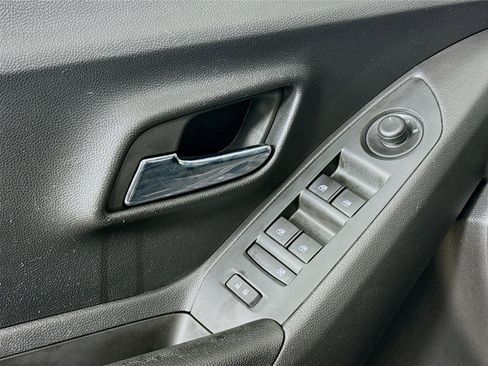 Used 2022 Chevrolet Trax LS w/ Tint and Cruise Package image 18