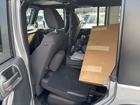 Used 2017 Jeep Wrangler Unlimited Sahara image 11